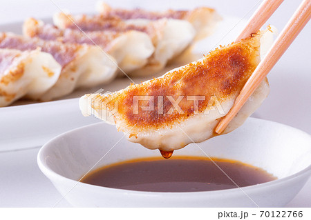 餃子を食べる 餃子を食べる 70122766