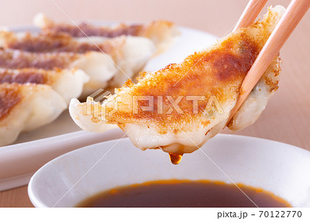餃子を食べる 70122770