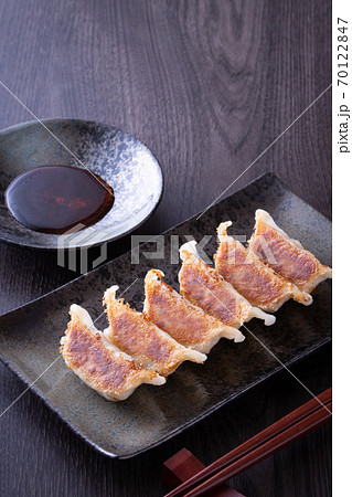 餃子を食べる 餃子を食べる 70122847