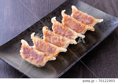 餃子を食べる 餃子を食べる 70122903