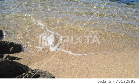 景勝地笹川流れの青く澄んだ日本海 70122995