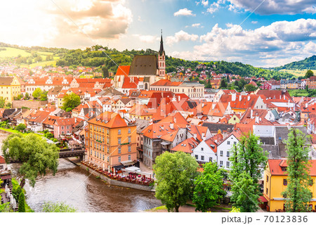 Panoramic view of Cesky Krumlov with St Vitus church in the middle of historical city centre. Cesky Krumlov, Southern Bohemia, Czech Republic 70123836