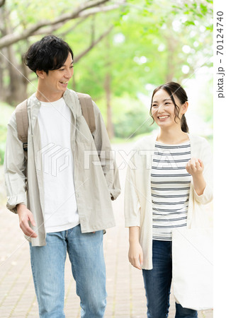 散歩をする若い男女 70124740