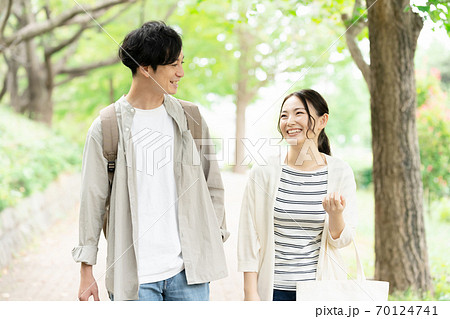 散歩をする若い男女 散歩をする若い男女 70124741