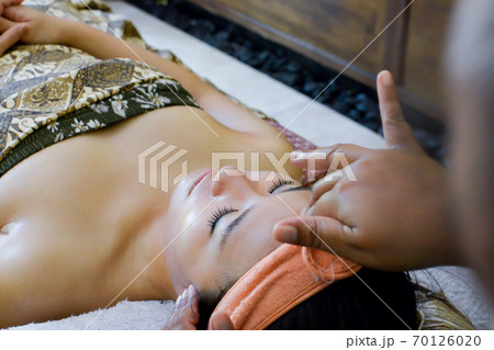 東南アジアのフェイシャルエステを受ける女性 70126020