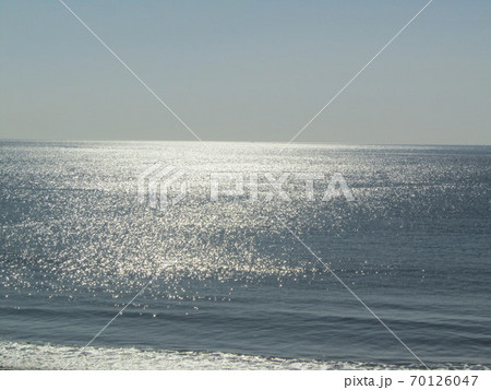 キラキラ光る海面 宇佐美海岸 キラキラ光る海面 宇佐美海岸 70126047