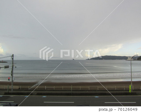 国道1を挟んで見る宇佐美海岸 70126049