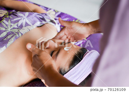東南アジアのフェイシャルエステを受ける女性 70126109