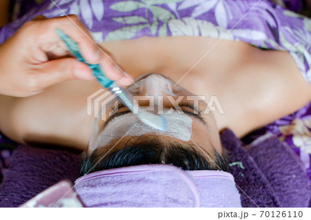 東南アジアのフェイシャルエステを受ける女性 東南アジアのフェイシャルエステを受ける女性 70126110