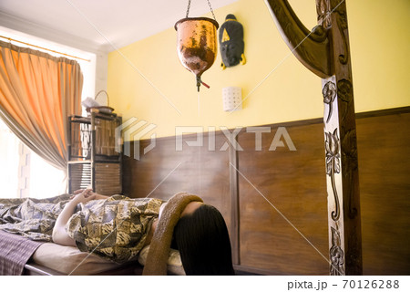 シロダーラを受ける女性 70126288