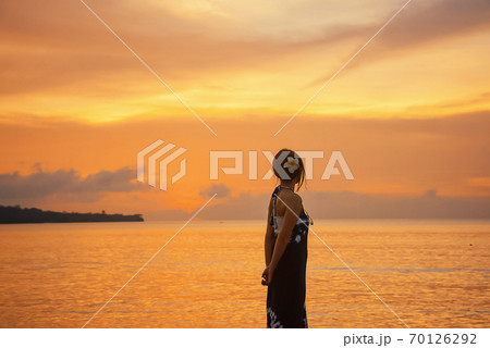 夕日と女性 夕日と女性 70126292