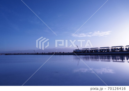 中国チャカ塩湖の絶景 70126416