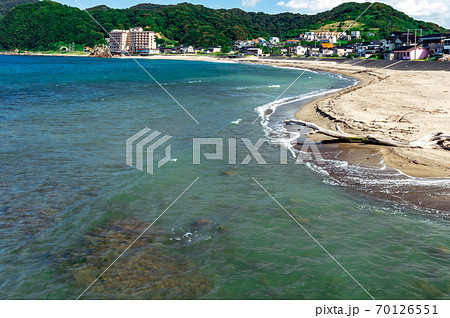 【山形県鶴岡市由良海岸】由良海岸は日本の渚100選、快水浴場100選に選ばれた美しい海岸 70126551