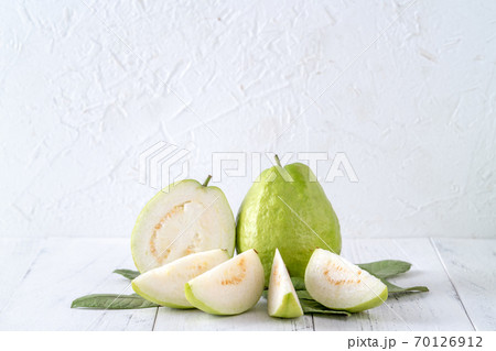 グアバ フルーツ 果物 70126912