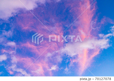 夕焼け空に浮かぶ白とピンクの雲の写真素材