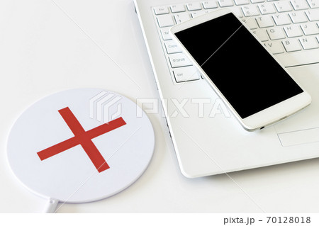 白バックで撮影した、ノートパソコン、スマートフォンとマルバツプレート 白バックで撮影した、ノートパソコン、スマートフォンとマルバツプレート 70128018