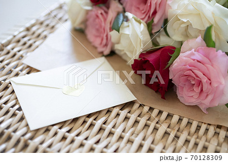 ラブレターとバラの花束 ラブレターとバラの花束 70128309