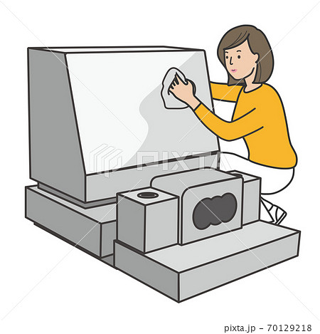 墓石を拭き掃除する女性 70129218