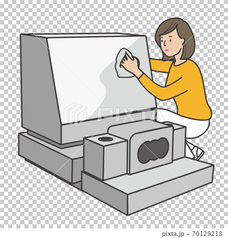 墓石を拭き掃除する女性 70129218