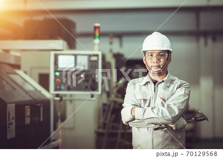 The worker in uniform construction machine factory 70129568