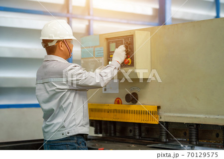 Selective focus Technician worker operate starting Hydraulic press brake in the factory Selective focus Technician worker operate starting Hydraulic press brake in the factory 70129575