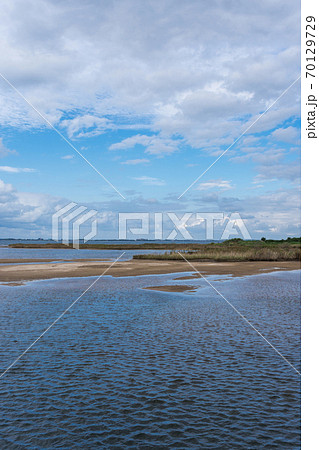 爽やかな中海　飯梨川河口の風景　清潔感のある癒やし写真 70129729