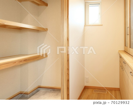 キッチン内の食品庫と収納棚 キッチン内の食品庫と収納棚 70129932