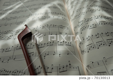 楽譜と弓 イメージ 楽譜と弓 イメージ 70130013