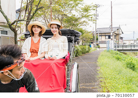 湯布院女子旅で人力車を楽しむ女性と友達 【9月】【撮影協力 人力車のえびす屋】 湯布院女子旅で人力車を楽しむ女性と友達 【9月】【撮影協力 人力車のえびす屋】 70130057