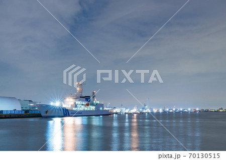 横浜みなとみらい 海保の巡視船と夜景の写真素材
