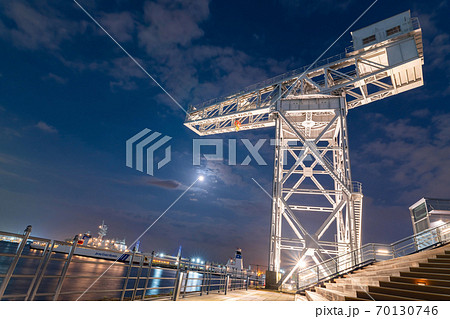 横浜みなとみらいの夜景 ハンマーヘッドクレーン 横浜みなとみらいの夜景 ハンマーヘッドクレーン 70130746