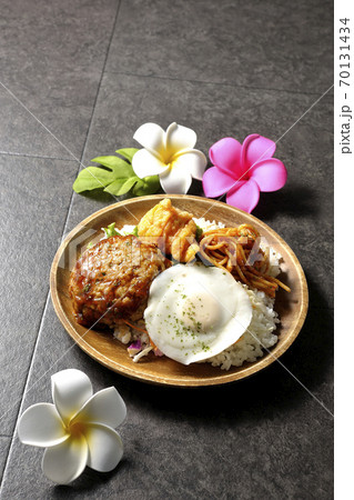 唐揚げやナポリタンも一緒に乗っているワンプレートのロコモコ丼とプルメリアの造花 70131434