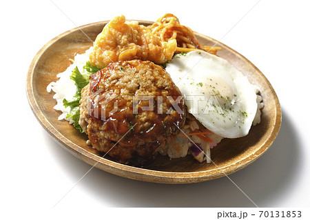 唐揚げやナポリタンも一緒に乗っているワンプレートのロコモコ丼（白背景） 70131853