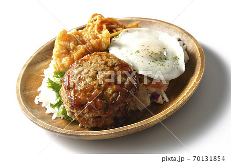 唐揚げやナポリタンも一緒に乗っているワンプレートのロコモコ丼(白背景) 唐揚げやナポリタンも一緒に乗っているワンプレートのロコモコ丼(白背景) 70131854