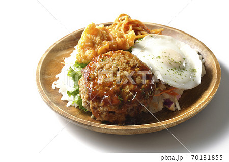 唐揚げやナポリタンも一緒に乗っているワンプレートのロコモコ丼(白背景) 唐揚げやナポリタンも一緒に乗っているワンプレートのロコモコ丼(白背景) 70131855