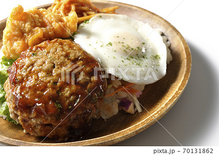 唐揚げやナポリタンも一緒に乗っているワンプレートのロコモコ丼（白背景） 70131862