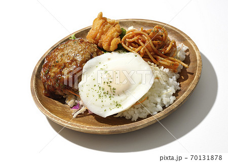 唐揚げやナポリタンも一緒に乗っているワンプレートのロコモコ丼（白背景） 70131878