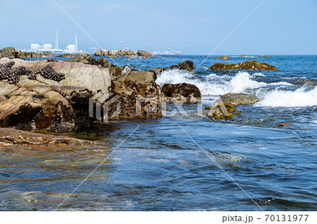 海岸の岩々と町の遠景 70131977
