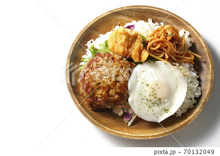 唐揚げやナポリタンも一緒に乗っているワンプレートのロコモコ丼（白背景、俯瞰） 70132049