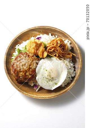 唐揚げやナポリタンも一緒に乗っているワンプレートのロコモコ丼（白背景、俯瞰） 70132050