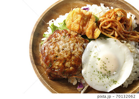唐揚げやナポリタンも一緒に乗っているワンプレートのロコモコ丼（白背景、俯瞰） 70132062