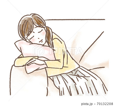 ソファで休む女性 ソファで休む女性 70132208