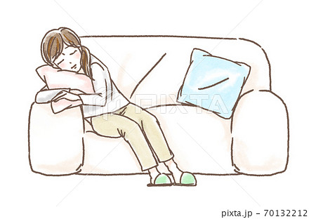 ソファで休む女性 70132212