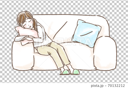 ソファで休む女性 70132212