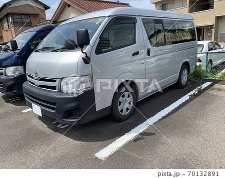 キャブオーバー型商用車及び乗用車 トヨタ ハイエース の写真素材