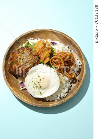 唐揚げやナポリタンも一緒に乗っているワンプレートのロコモコ丼（俯瞰） 70133189