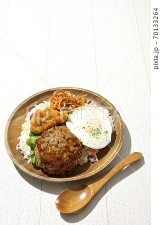 唐揚げやナポリタンも一緒に乗っているワンプレートのロコモコ丼と木製スプーン 70133264