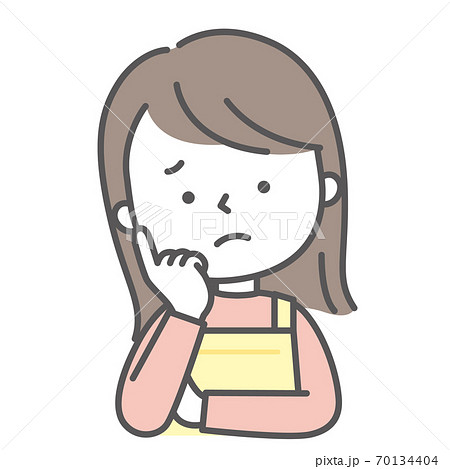 首を傾げて悩んでいる主婦 70134404