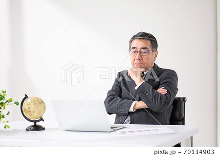 悩むビジネスマン シニア男性 悩むビジネスマン シニア男性 70134903