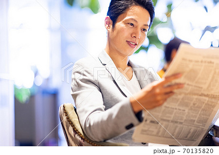 カフェで新聞を読む男性撮影協力：PARK6 powered by bondolfi boncaffe 70135820